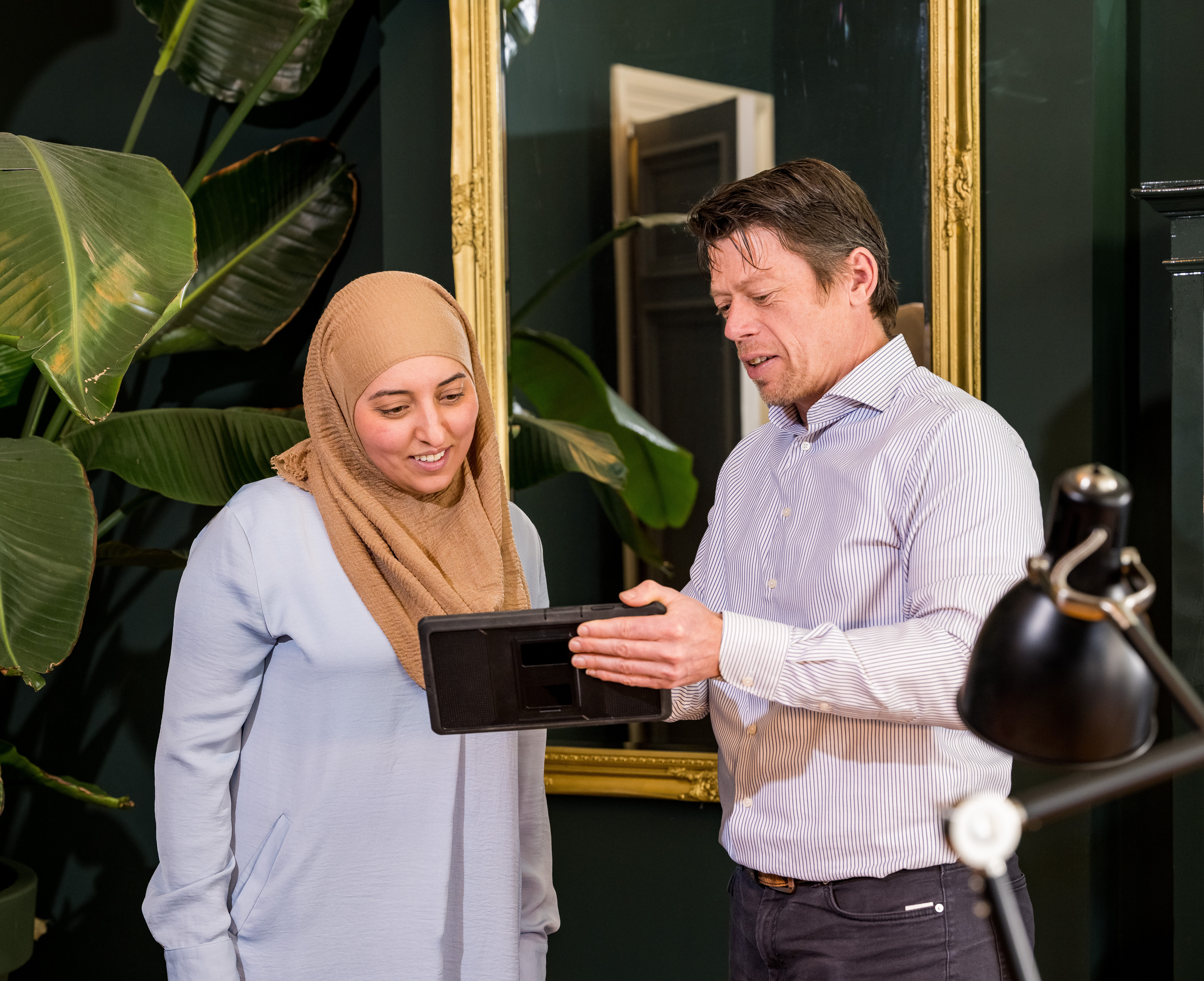 Medewerkers die kijken in de 1-2-3 leerApp